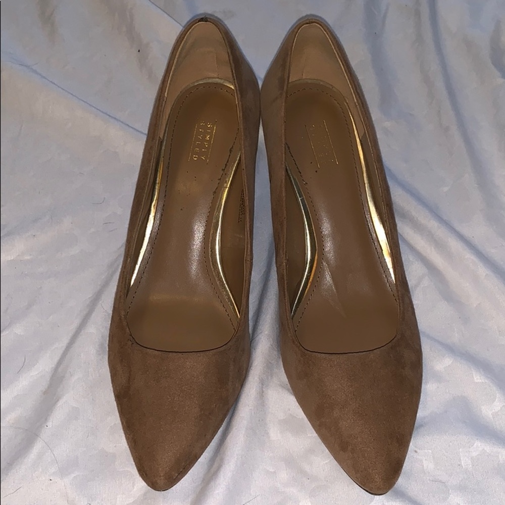 Simply styled brown suede heels